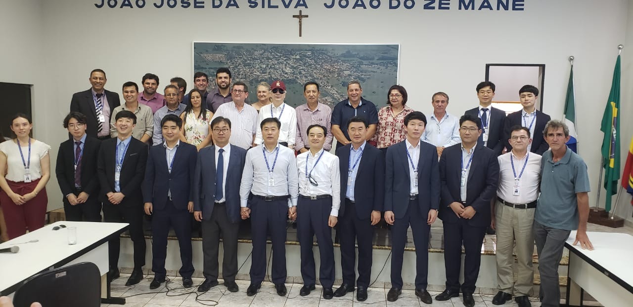 Sul-coreanos batem martelo e Anaurilândia terá maior usina fotovoltaica do mundo Empresários sul-coreanos com autoridades de Anaurilândia. Foto: Ricardo Ojeda.