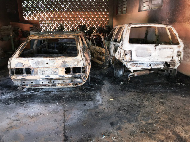 Os dois carros que estavam na garagem da Missão Salesiana e que serviam para os cursos de mecânica, incendiados (Foto: Marco Campos)