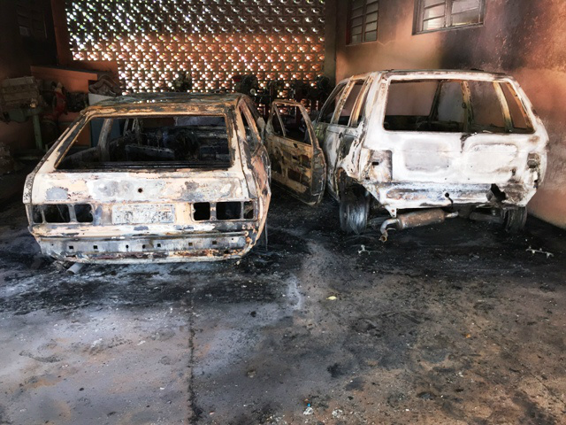 Criminosos invadem centro educacional religioso e ateiam fogo em veículos Os dois carros que estavam na garagem da Missão Salesiana e que serviam para os cursos de mecânica, incendiados (Foto: Marco Campos)