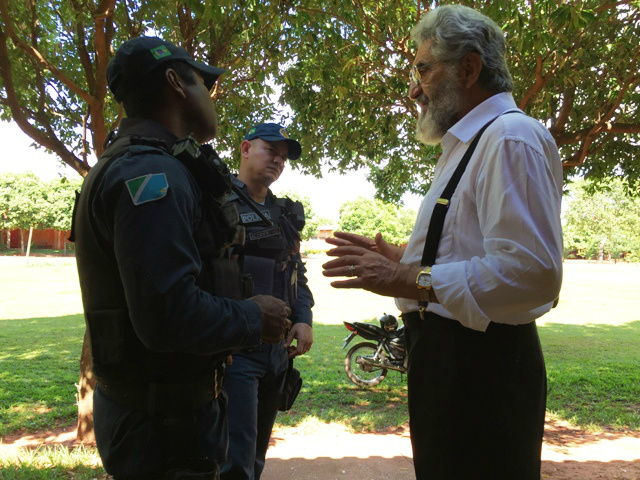 Policiais militares que atenderam a ocorrência ouvem diretor da Missão sobre o que aconteceu na instituição (Foto: Marco Campos)