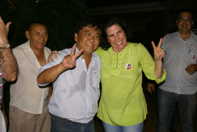 Márcia Moura e Luiz Akira comemorando a eleição logo após a apuração da votação. Foto: Cristiane Vieira