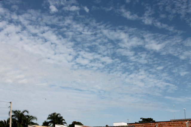 Céu com poucas nuvens, porém há possibilidade de 60% de chover nesta quinta-feira, segundo o site Climatempo. (Foto: Patrícia Miranda)