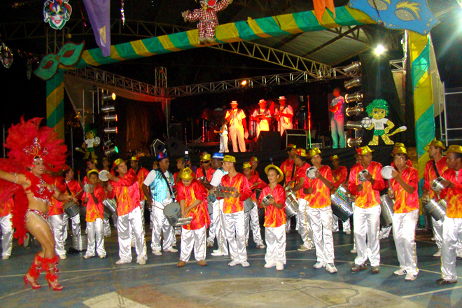 Imagem da apresentação da Acadêmicos Unidos de Três Lagoas, no Carnaval de 2010
Foto: Luciana Navarro