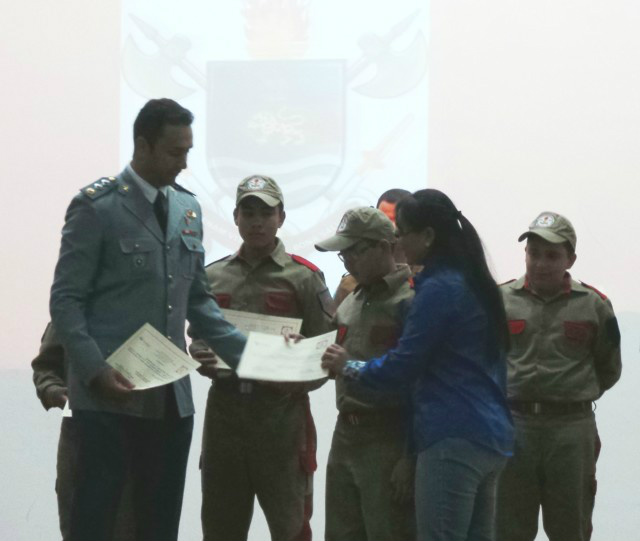 Os alunos que integram o programa receberam as novas patentes (Foto: Larissa Lima)