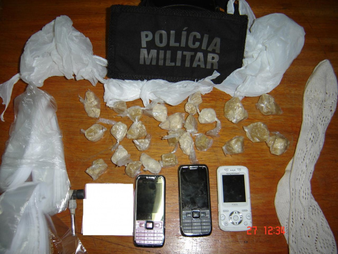 No total, 25 pedras de crack e um cachimbo de foram apreendidas com as mulheres
Foto: Divulgação
