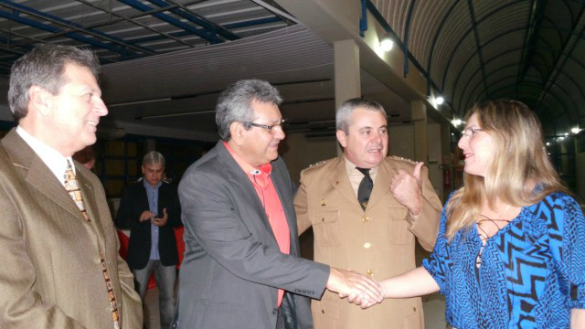 Homenageados confraternizaram ates da solenidade (Foto: Larissa Lima)