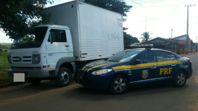 PRF recupera caminhão furtado com indícios do “golpe do seguro” O caminhão estava estacionado próximo à um posto, em uma oficina mecânica. (Foto: Assessoria)