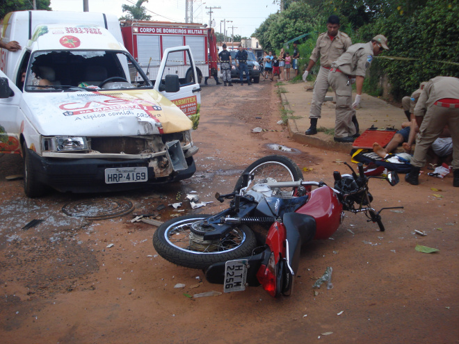 Acidente deixa três jovens feridos na Vila Piloto O impacto fez com que o motociclista atravessasse o vidro do veículo (Foto: Guta Rufino)