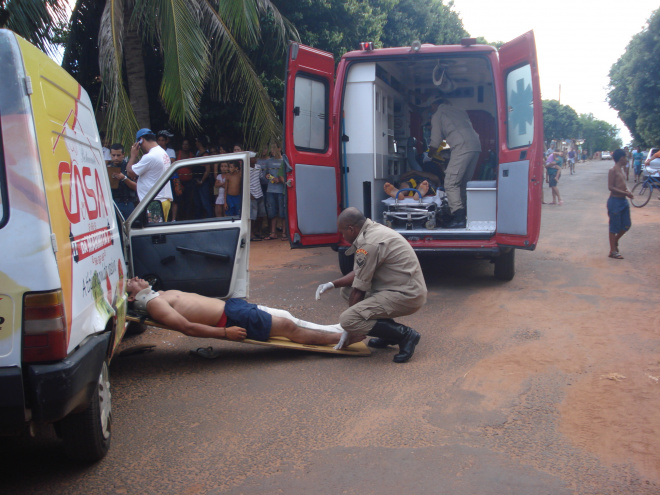 Acidente deixa três jovens feridos na Vila Piloto As vítimas foram socorridas e encaminhadas ao hospital na mesma viatura (Foto: Guta Rufino)