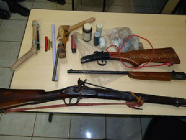Armas e petrechos apreendidos com os suspeitos
(Foto: Divulgação/PMA)