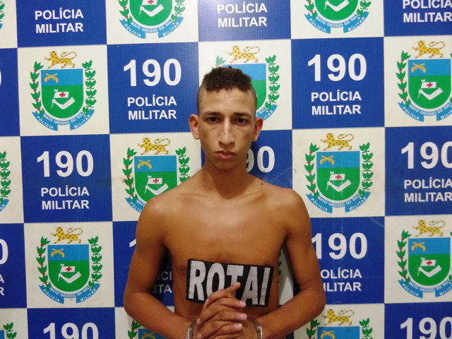 Traficante tenta fugir, escalando muros, mas Rotai o captura Antes de ser entregue ao plantão da Depac, o traficante foi gravado nos