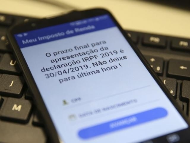 Na véspera do prazo, 93 mil de MS ainda precisam fazer declaração do IR Sistema pode ser acessado pelo celular. (Foto: Marcello Casal JrAgência Brasil)