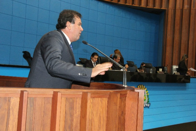 Eduardo Rocha enaltece homenagem prestada a Ramez Tebet Rocha usa a tribuna da Assembleia Legislativa para agradecer homenagem do senador Rubem Figueiró a Ramez Tebet (Foto: Divulgação)