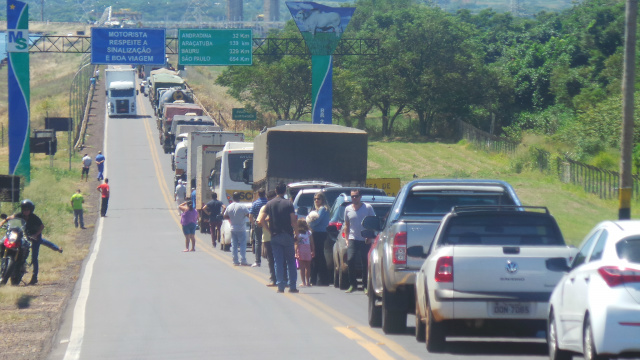Por 1 hora, manifestantes bloqueiam BR-262 no trecho de acesso entre MS e SP Devido ao grande fluxo de veículos, devido a ligação com o estado de São Paulo, em poucos minutos de manifestação formou grande extensão de congestionamento nos dois lados da rodovia (Foto: Ricardo Ojeda)