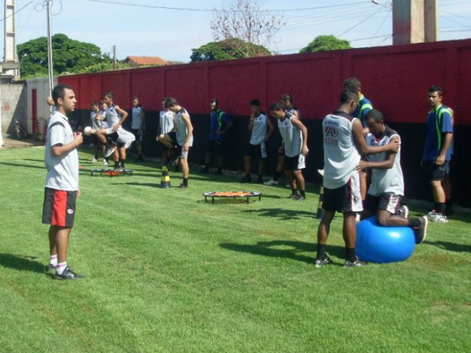Jogadores se pararam para a partida de futebol no dia 12 de fevereiro no Estádio Chavinha em Itaporã
Foto: Chiquinho Lima