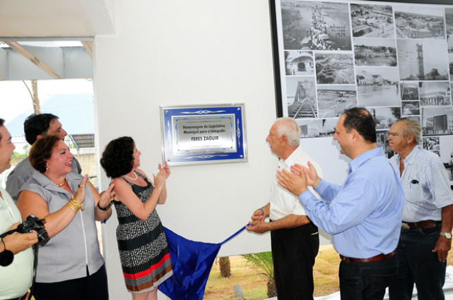 Autoridades e familiares do homenageado descerra placa inaugural do painel com fotos históricas de Três Lagoas
