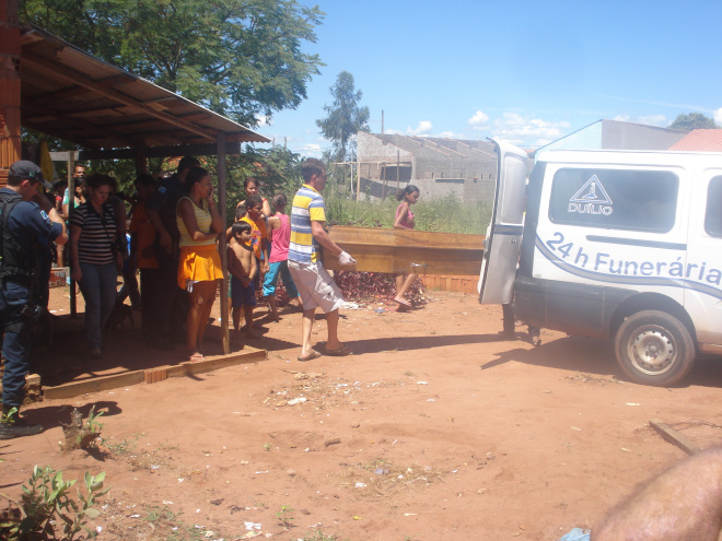 O corpo foi encaminhado ao Instituto de Médicina e Odontologia Legal (IMOL) em Três Lagoas (Foto: Guta Rufino)