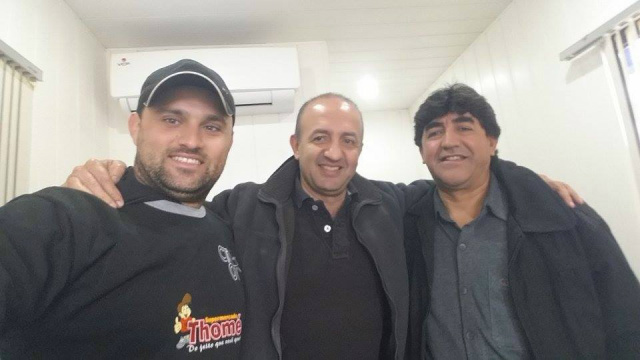 Três-lagoense assume cargo de “olheiro” de time paraguaio no Brasil Tiago Paulista com o diretor Carlos Franco e Juan Carlos Acosta, presidente das categorias de base e vice-presidente do profissional. (Foto: Assessoria)