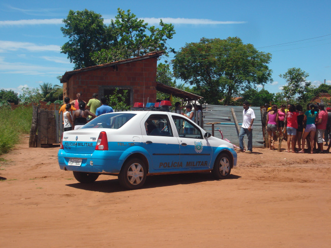 A vizinhança ficou aglomerada nas proximidades da residência durante o trabalho das equipes (Foto: Guta Rufino)