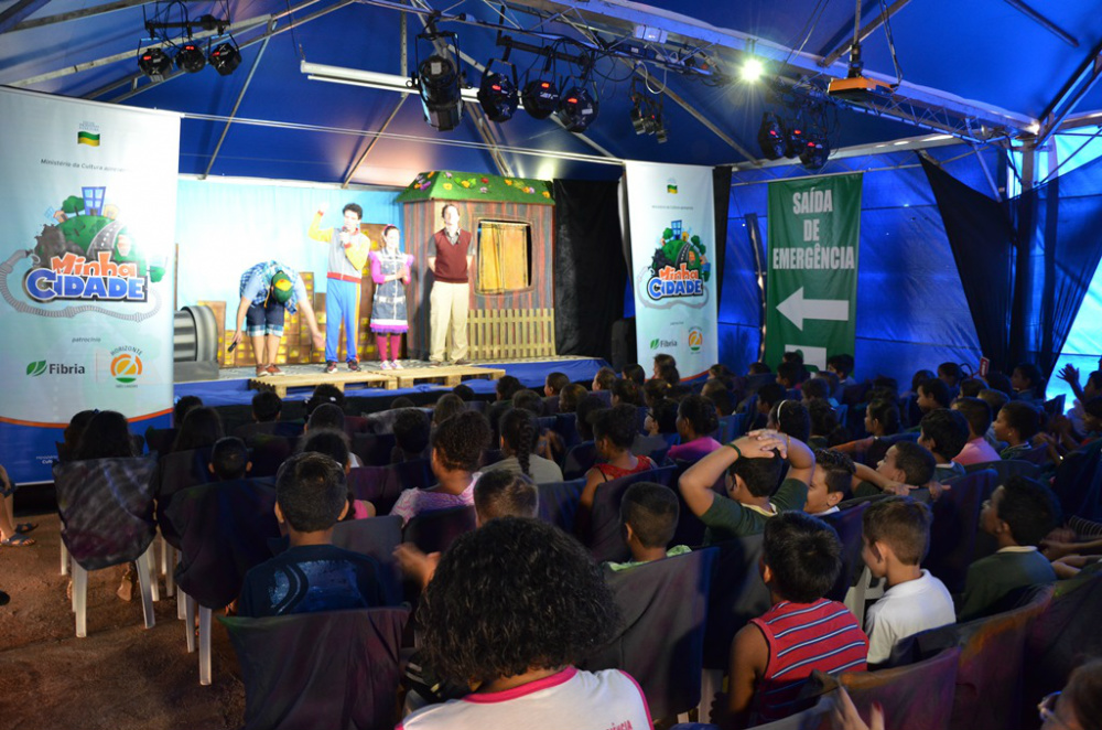 Alunos das escolas municipais Elson Lott Rigo e Maria Eulália Vieira participaram na manhã desta quinta-feira (14), de uma apresentação teatral do projeto “Minha Cidade”. (Foto: Assessoria)