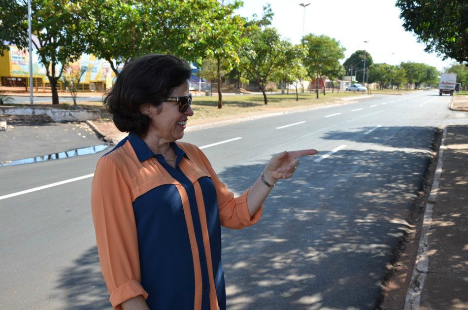 Prefeita Marcia Moura visita trecho de recapeamento da Avenida Eloy Chaves Na ocasião, a chefe do Poder Executivo conversou com moradores e elogiaram a iniciativa da Administração Municipal, com recursos próprios no valor de R$ 1.283.922,63. (Foto: Assessoria)
