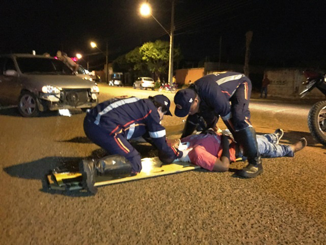 Colisão entre carro e moto deixa piloto ferido Motociclista foi socorrido pelo SAMU após ser atingido por carro (Foto: Marco Campos)