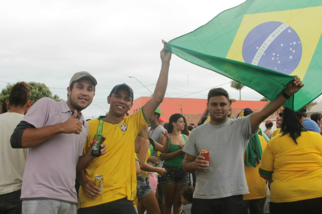 O três-lagoense quer comemorar a vitória do Brasil e acredita que a Seleção vence a Colômbia hoje (Foto: Arquivo/Edivelton Kologi)