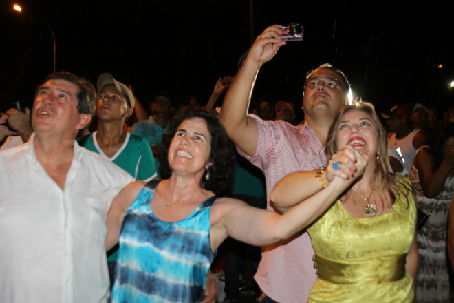 Mesmo com chuva, queima de fogos na Lagoa Maior atrai multidão Juntos com seus maridos, a prefeita Marcia Moura e a gerente de Cultura, Vick Vituri curtiram a queima de fogos dando adeus ao ano velho