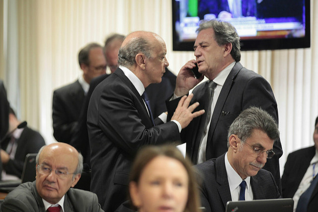 Senadores Serra e Moka durante debate na comissão. (Foto: Assessoria)