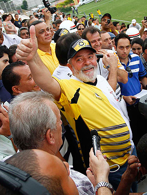 Lula no meio da arquibancada do estádio Primeiro de Maio (Foto: Gustavo Tilio/Globoesporte.com)