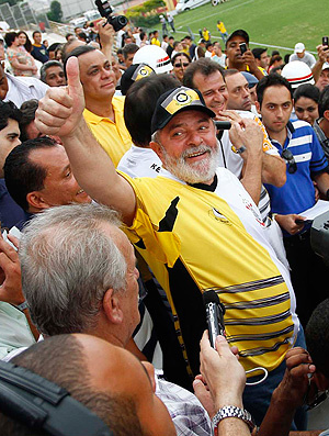 Cercado por seguranças Lula assiste empate do Corinthinas no ABC Lula no meio da arquibancada do estádio Primeiro de Maio (Foto: Gustavo Tilio/Globoesporte.com)