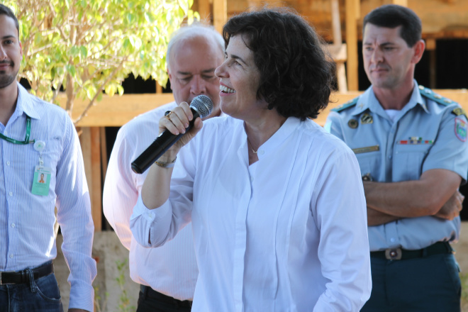 Marcia Moura fala às autoridades sobre as novas viaturas (Foto: Jean Souza)