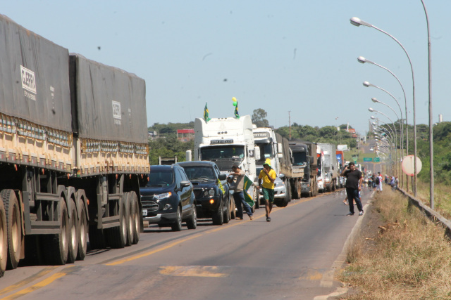 Por 1 hora, manifestantes bloqueiam BR-262 no trecho de acesso entre MS e SP Veículos, carretas e caminhões ficaram parados e os motoristas apoiaram o movimento dos manifestantes (Foto: Daniela Silis)