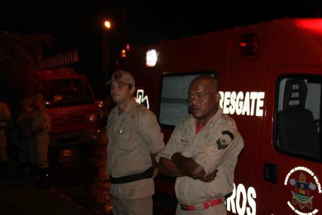 Equipes e viaturas de primeiros socorros do Corpo de Bombeiros permaneceram no local para atender ocorrências 