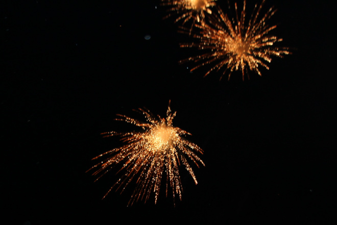 A escuridão do céu de Três Lagoas ficou iluminado pela beleza do espocar dos fogos de artifício 