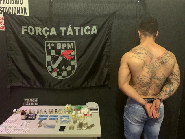 Denúncia leva fisiculturista à prisão por vender anabolizante no Camelódromo Preso ao lado das ampolas de anabolizantes apreendidos em sua residência. (Foto: Divulgação/Polícia Militar)