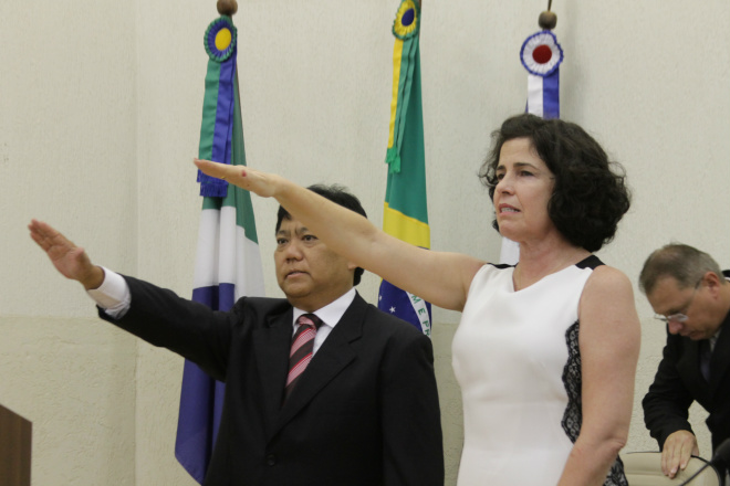 Lágrimas e emoção marcam posse de Marcia Moura e dos 17 vereadores Emocionada, com lágrimas a prefeita Marcia Moura e seu vice, Luis Akira presta juramento durante a posse para o segundo mandato para administrar Três Lagoas (Fotos: Ricardo Ojeda)