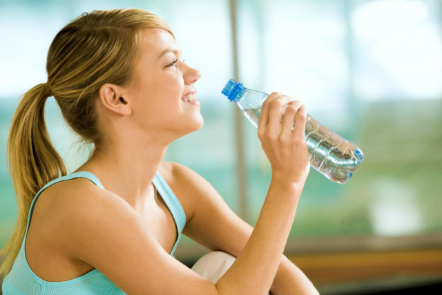 Tomar dois litros de água por dia faz bem à saúde. VERDADE: Beber dois litros é indicado de maneira geral, mas depende da perda de líquidos que cada um tem por dia. (Foto: Ilustração)
