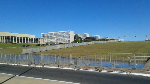 De acordo o Assessor Parlamentar Coaraci Castilho, que registrou e enviou as foros que ilustram essa reportagem, a Esplanada dos Ministérios está cercada para dividir os manifestantes no domingo. A cerca tem uma extensão de 2 quilômetros (Fotos: Coaraçi Castilho)  