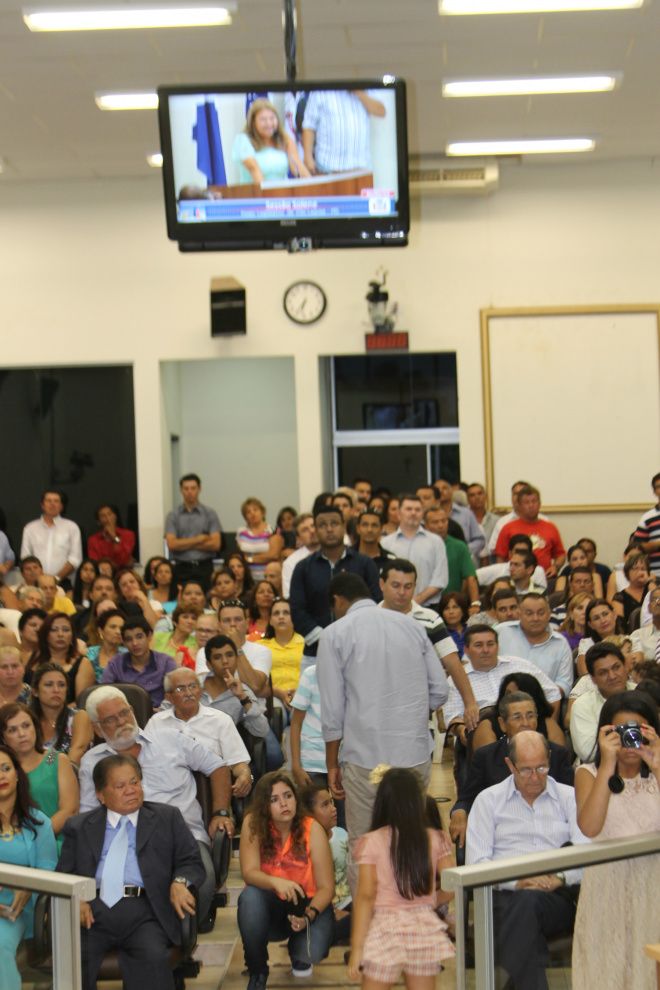 Plenário da Câmara ficou pequeno para acomodar os familiares e convidados que foram prestigiar a cerimonia de posse (Fotos: Ricardo Ojeda)