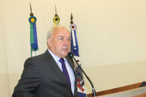 Lágrimas e emoção marcam posse de Marcia Moura e dos 17 vereadores Vereador Adão da Apae receber aplausos por seu discurso inspirado em poesia (Fotos: Ricardo Ojeda)