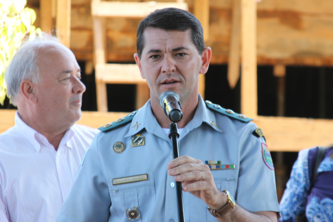 Tenente coronel Monari agradecendo a entrega das viaturas para melhor atendimento à população (Foto: Jean Souza)