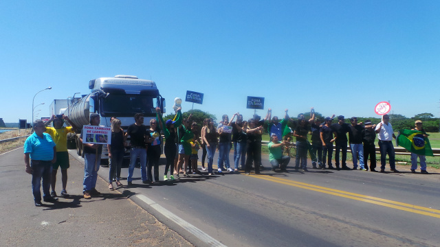 Por 1 hora, manifestantes bloqueiam BR-262 no trecho de acesso entre MS e SP O grupo de empresários que organizaram a manifestação usaram roupas pretas simbolizando luto pela atual situação que o País se encontra (Foto: Ricardo Ojeda)