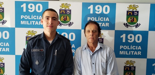 Polícia prende envolvidos no roubo à Cloro Sul e desmantela quadrilha que assaltava comércios na cidade Tenente Rocha, responsável pelas investigações que levaram à prisão dos suspeitos, com o dono da Cloro Sul, Manuel Pereira Barbosa, 62 anos. Comerciante foi à polícia para agradecer pelo empenho da equipe na elucidação do crime. Foto: Ricardo Ojeda