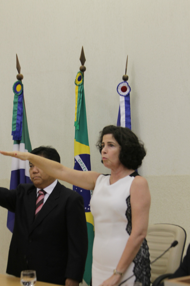 Lágrimas e emoção marcam posse de Marcia Moura e dos 17 vereadores Lágrimas e emoção marcam posse de Marcia Moura e dos 17 vereadores