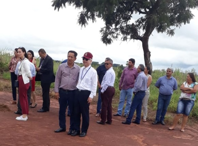 Investidores sul-coreanos investigam fornecedores antes de contratá-los para obra de Usina O empresário sul-coreano Jong-Bok Park (de boné) visita a área cedida em comodato pela prefeitura de Anaurilândia, junto com o prefeito Edinho Takazono. Foto: Divulgação