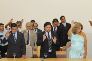 Jorginho do Gás assume a presidência da Câmara de Três Lagoas Antes de tomar posse na presidência, Jorginho prestou juramente junto com os demais colegas do legislativo (Foto: Ricardo Ojeda)