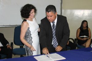 Clayton Mendes de Moraes, assine termo de posse para assessoria Jurídica do Município (Foto: Ricardo Ojeda)