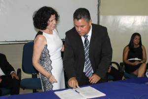 Marcia Moura apresenta equipe administrativa para seu segundo mandato Clayton Mendes de Moraes, assine termo de posse para assessoria Jurídica do Município (Foto: Ricardo Ojeda)