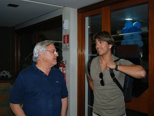 Marcelo Moreno se integra a delegação do Grêmio Moreno foi recepcionado por Paulo Odone
Foto: Divulgação